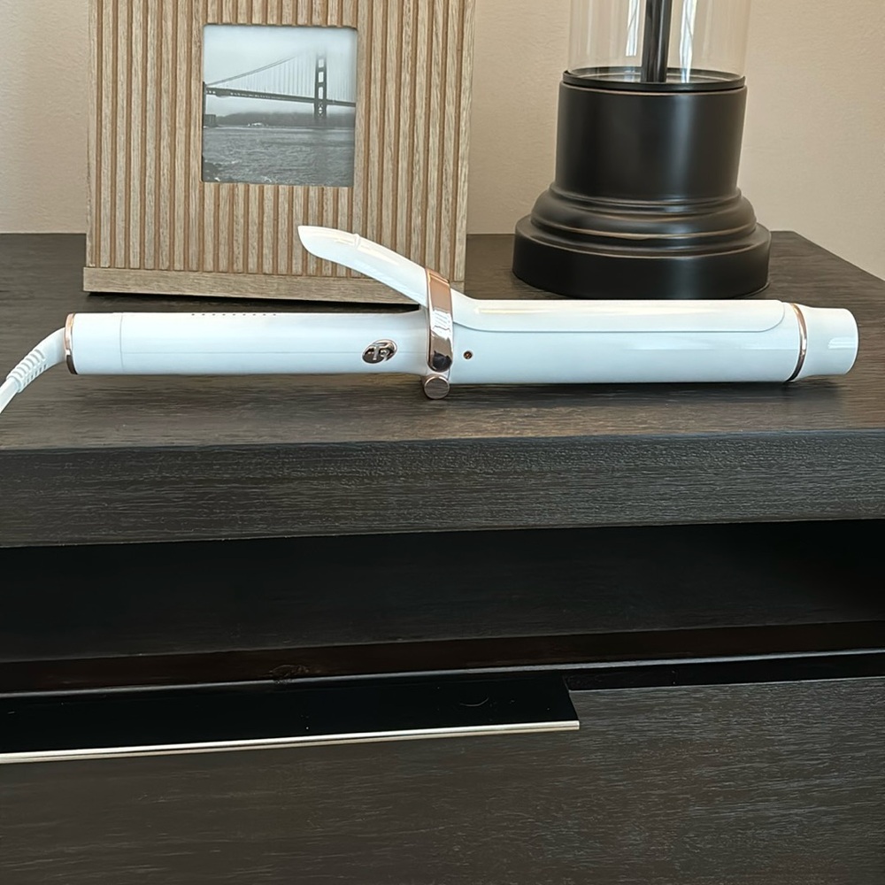 (Like New) T3 Singlepass Curling Iron 1 ½"
